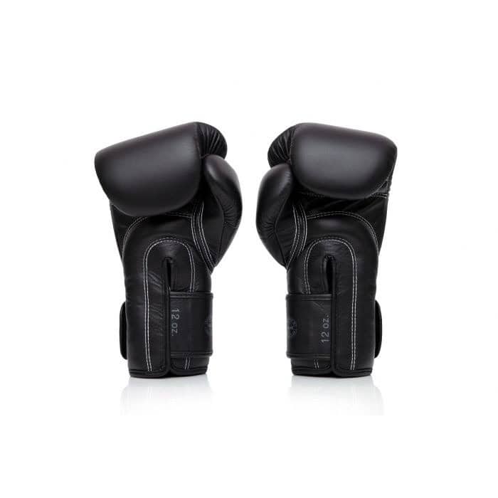 Zwarte Booster x Fairtex FXB bokshandschoenen van 12 oz, met zicht op de handpalmzijde en stiknaden, ontworpen voor stevige grip en bescherming.