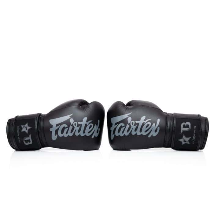 Zwart paar Booster x Fairtex FXB bokshandschoenen met grijs Fairtex-logo, liggend tegenover elkaar, ideaal voor kickbokstraining.