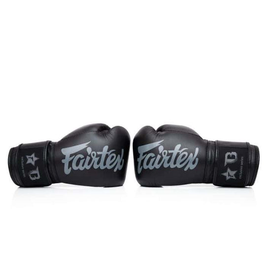 Zwart paar Booster x Fairtex FXB bokshandschoenen met grijs Fairtex-logo, liggend tegenover elkaar, ideaal voor kickbokstraining.