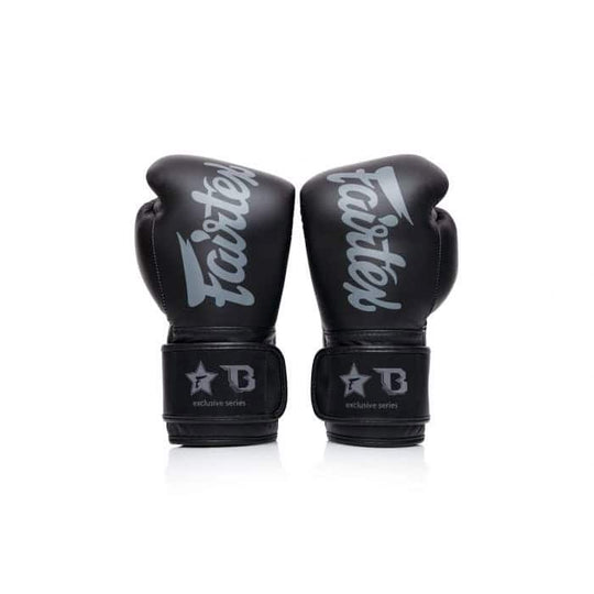 Zwarte Booster x Fairtex bokshandschoenen met groot Fairtex-logo op de voorzijde en klittenbandsluiting met “exclusive series”-branding.