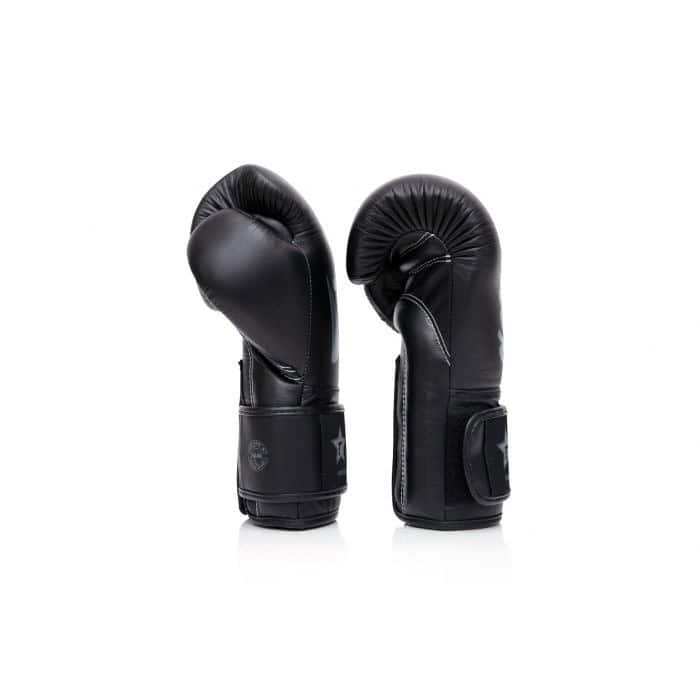 Zwarte Booster x Fairtex bokshandschoenen met gebogen vorm en stevige klittenbandsluiting, ontworpen voor maximale ondersteuning.