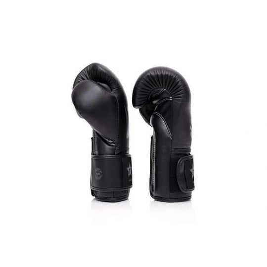 Zwarte Booster x Fairtex bokshandschoenen met gebogen vorm en stevige klittenbandsluiting, ontworpen voor maximale ondersteuning.
