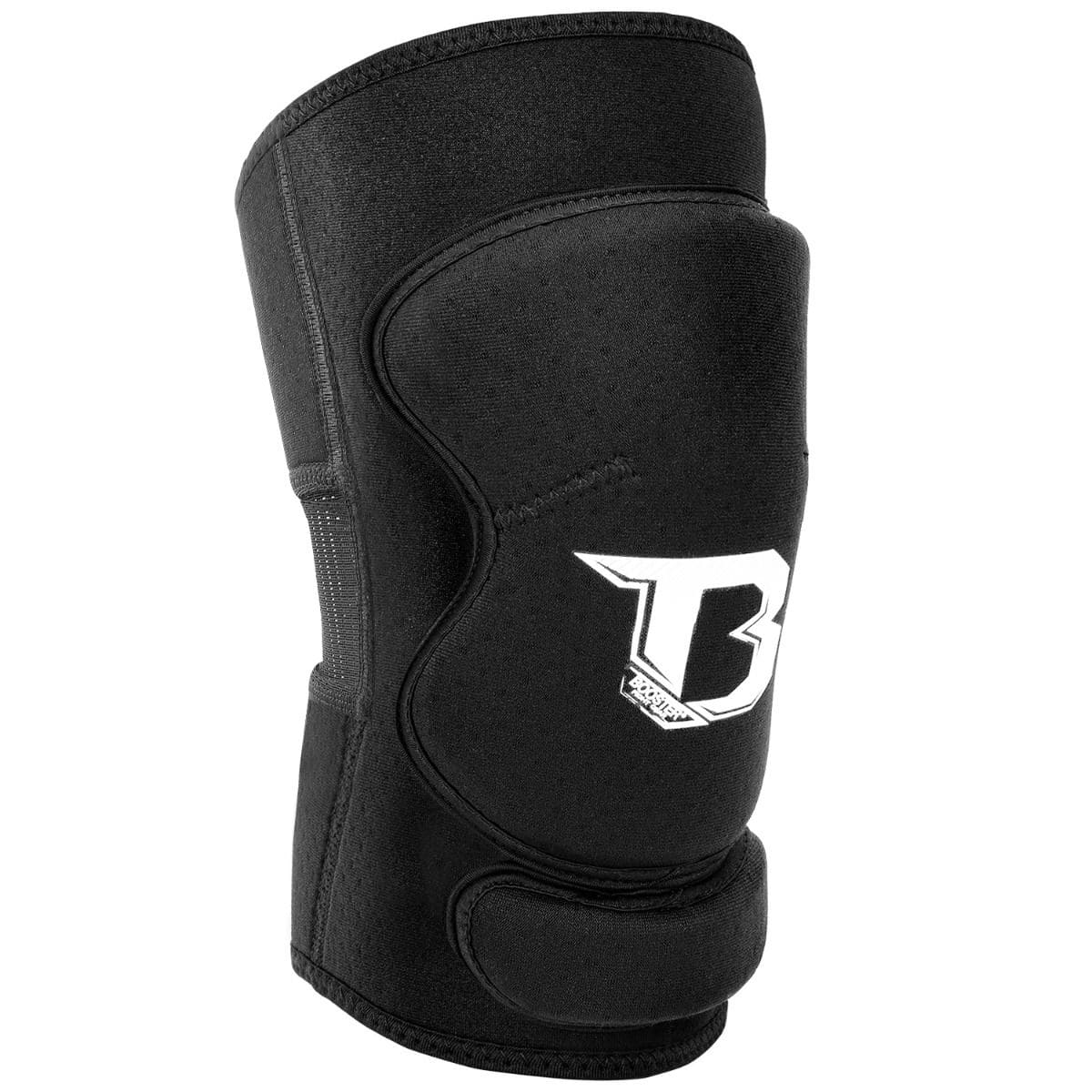 Set Booster kniebeschermers zwart met wit Booster-logo, ontworpen voor optimale kniebescherming tijdens vechtsporttrainingen










