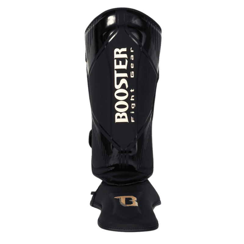 Vooraanzicht van een zwarte Booster scheenbeschermer uit de Bangkok Series, met goudkleurig Booster-logo en een gestroomlijnd, strak ontwerp.