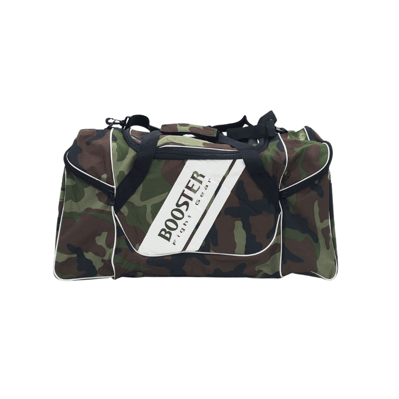 Camouflagekleurige Booster sporttas met witte accenten, voorzien van handvatten en opbergvakken aan de zijkant, met het 'Booster Fight Gear' logo duidelijk zichtbaar op de voorkant.