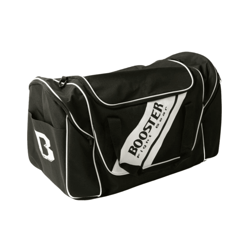 Zwarte Booster sporttas met witte accenten, voorzien van handvatten en opbergvakken aan de zijkant, met het 'Booster Fight Gear' logo prominent op de voorkant.