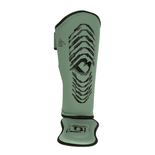 Groene Booster scheenbeschermer met zwart design, vooraanzicht met voetbescherming en een robuuste vorm voor optimale bescherming tijdens training