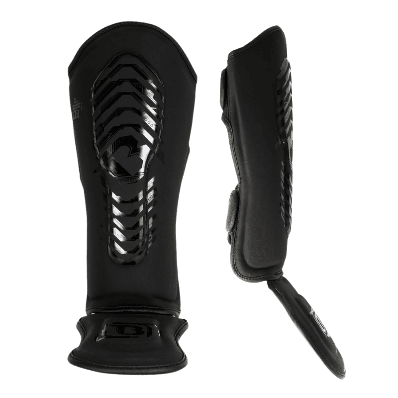 Twee zwarte scheenbeschermers van het merk Booster, met een glanzend zwart design, getoond in een voor- en zijaanzicht met voetbescherming.