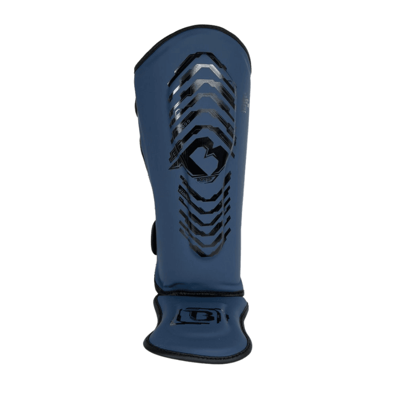Blauwe Booster scheenbeschermer met zwart design, vooraanzicht met stevige voetbescherming en duurzame constructie voor optimale bescherming tijdens het trainen.