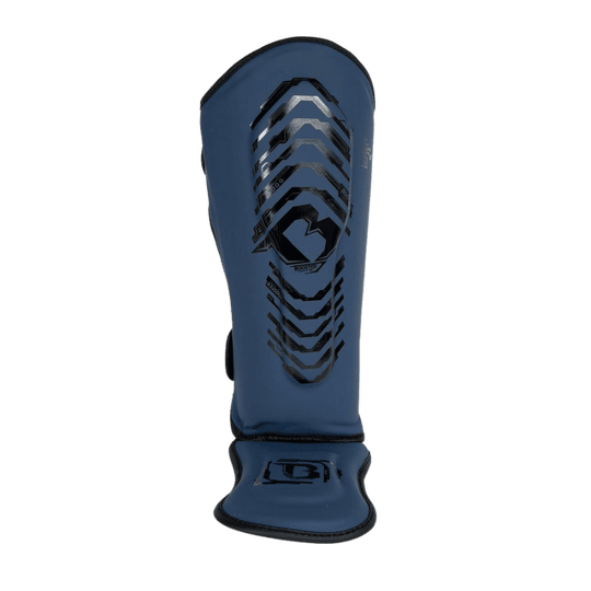 Blauwe Booster scheenbeschermer met zwart design, vooraanzicht met stevige voetbescherming en duurzame constructie voor optimale bescherming tijdens het trainen.