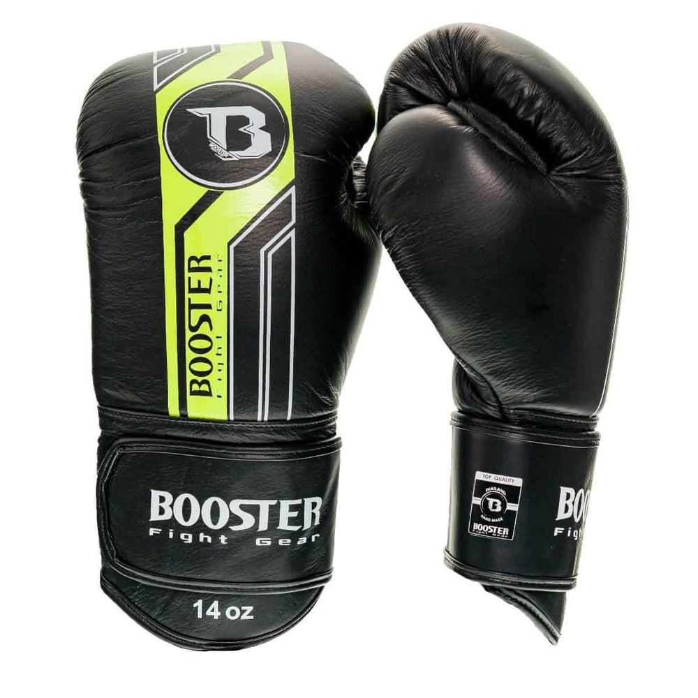 Een paar zwarte Booster bokshandschoenen (14 oz) staat rechtop tegen een witte achtergrond. De linkerhandschoen heeft een opvallende gele en witte verticale streep met het 'BOOSTER' logo op de stootzijde. Beide handschoenen hebben een stevige klittenbandsluiting rond de pols met het merk en de maat erop.