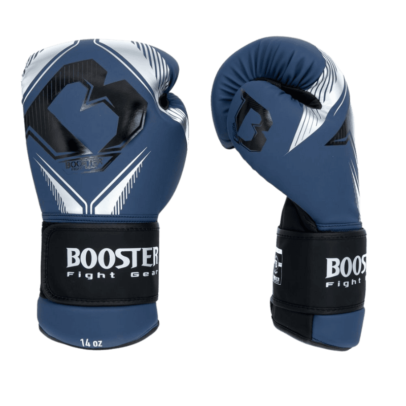 Vooraanzicht en zijaanzicht van blauwe Booster Fight Gear bokshandschoenen, met zilverkleurige grafische details en maat 14 oz, perfect voor training en sparring.