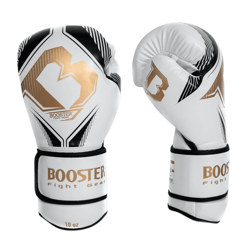 Voor- en zijaanzicht van een witte Booster bokshandschoen, met een opvallend gouden logo op de voorkant en strakke zwarte lijnen op de zijkant.