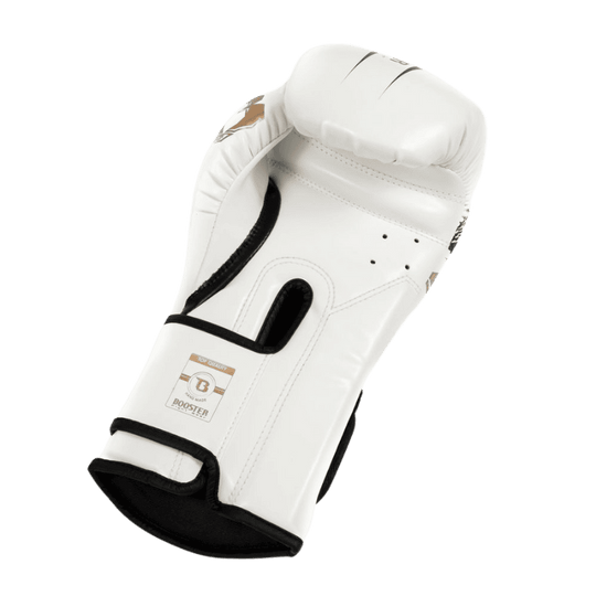 Binnenkant van een witte Booster bokshandschoen, met zwarte details en een stevig polsbandje voor extra ondersteuning.