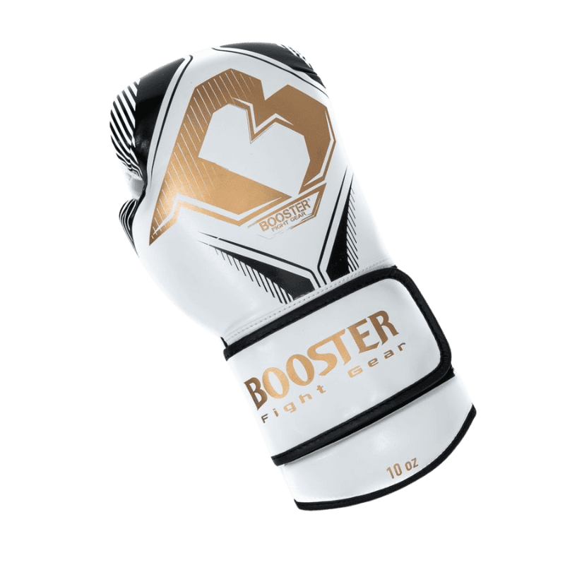 Bovenaanzicht van een witte Booster bokshandschoen, voorzien van een gouden logo en strakke zwarte lijnen voor een sportieve uitstraling.