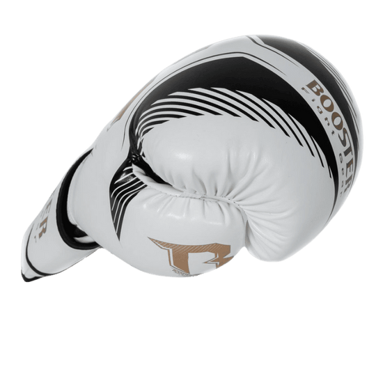 Close-up van een witte Booster bokshandschoen, met een gedetailleerde weergave van het logo en de afwerking in goud en zwart.