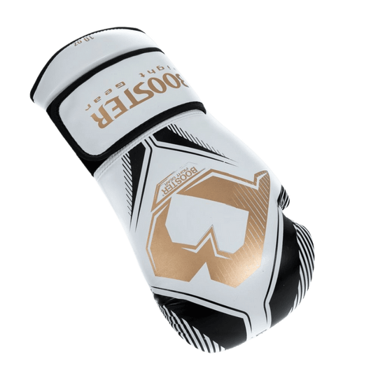 Witte Booster bokshandschoen ondersteboven, met duidelijk zichtbare gouden logo's en zwarte accenten.