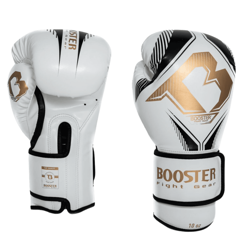Voor- en binnenkant van een witte Booster bokshandschoen, met een combinatie van gouden, zwarte en witte details.