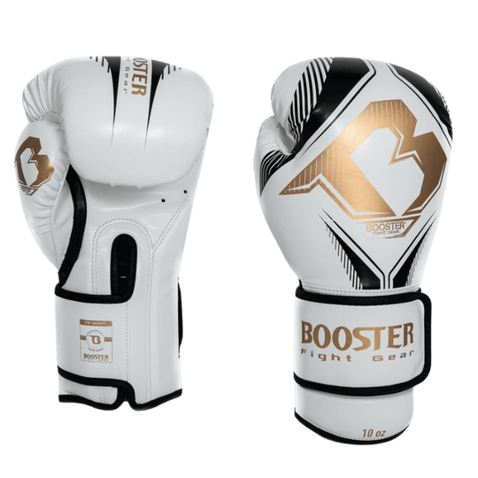 Voor- en binnenkant van een witte Booster bokshandschoen, met een combinatie van gouden, zwarte en witte details.