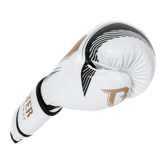 Zijaanzicht van een witte Booster bokshandschoen, met het kenmerkende logo en moderne zwarte en gouden details.