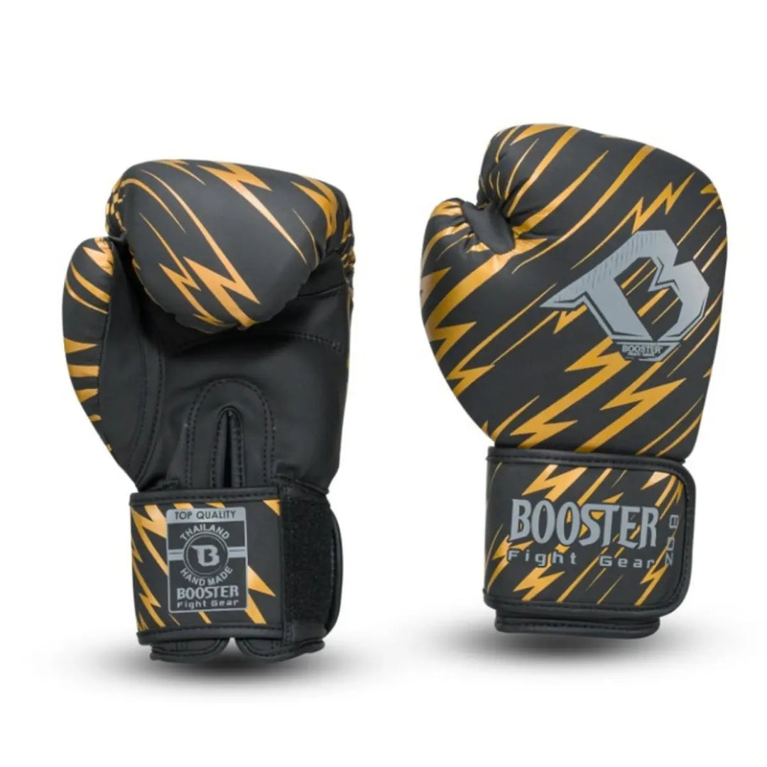 Zwarte bokshandschoenen van Booster Fight Gear met opvallende goudgele bliksemschichtprint en stevige klittenbandsluiting.









