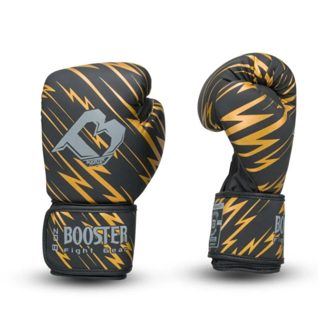 Stijlvolle bokshandschoenen van Booster met een all-over geel bliksemdesign en zilverkleurig logo, ideaal voor intensieve trainingen.









