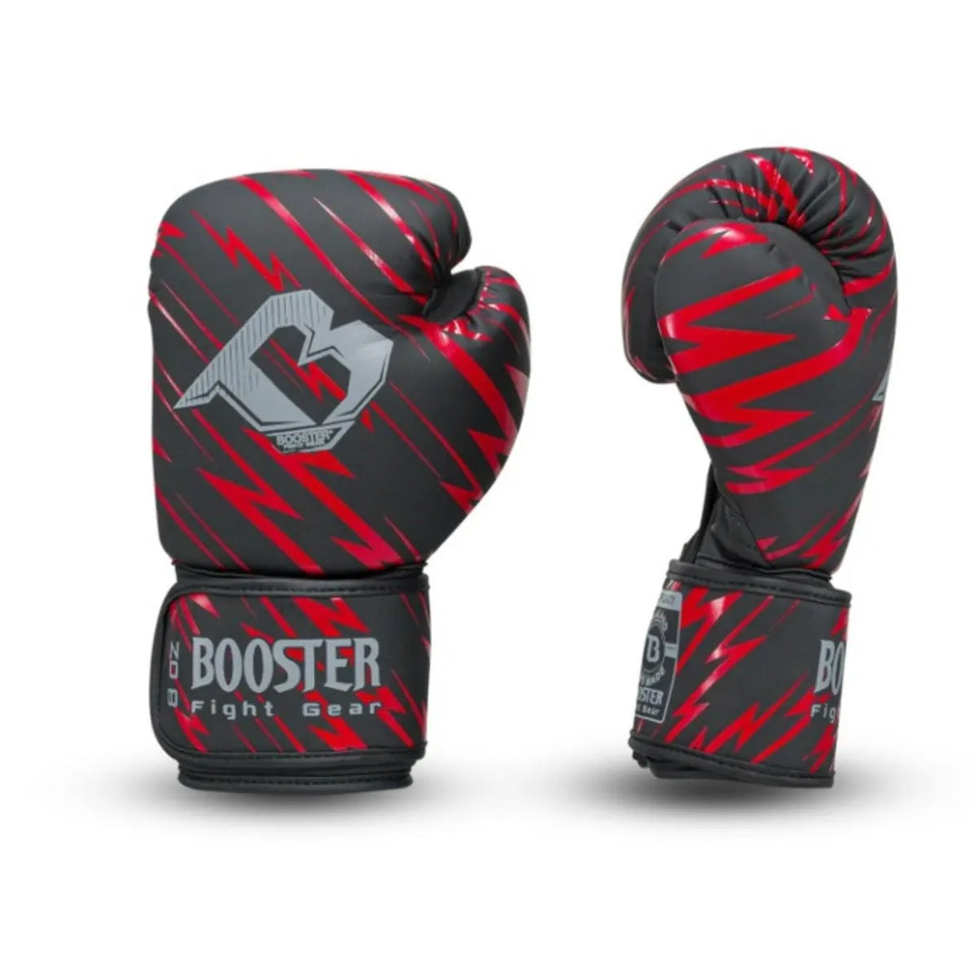 Paar zwarte Booster Fight Gear bokshandschoenen met een opvallend rood bliksem- of streepjespatroon en een grijs Booster-logo op de knokkel, afgebeeld op een witte achtergrond.