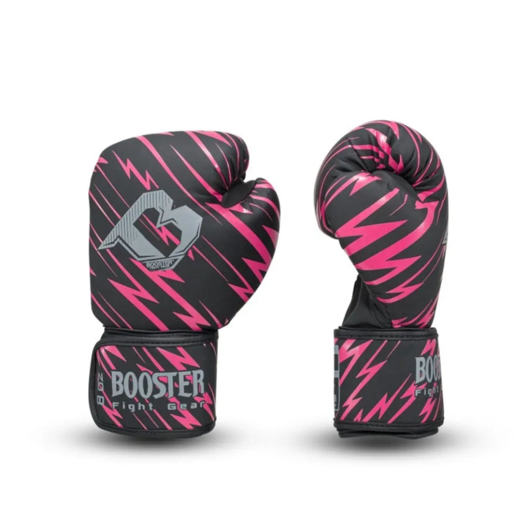 Paar Booster Fight Gear bokshandschoenen in maat 8oz, zwart met een opvallend felroze bliksem- of streepjespatroon. Het grijze Booster logo staat op de knokkel.