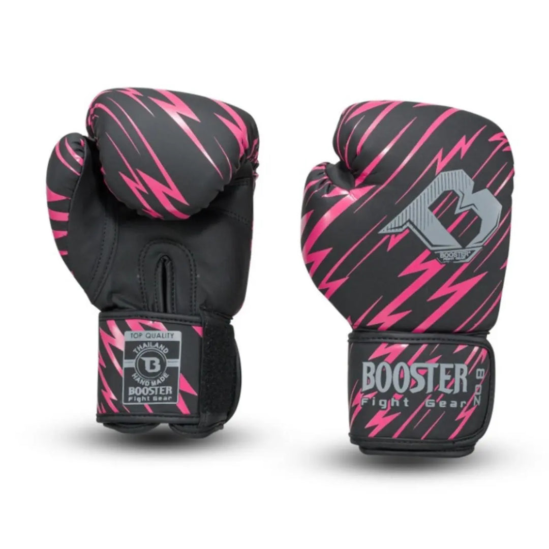 Paar Booster bokshandschoenen in zwart met een opvallend felroze bliksem- of streepjespatroon en grijze details op de knokkel. De handschoenen hebben een klittenbandsluiting met de tekst "TOP QUALITY THAILAND HAND MADE BOOSTER FIGHT GEAR".