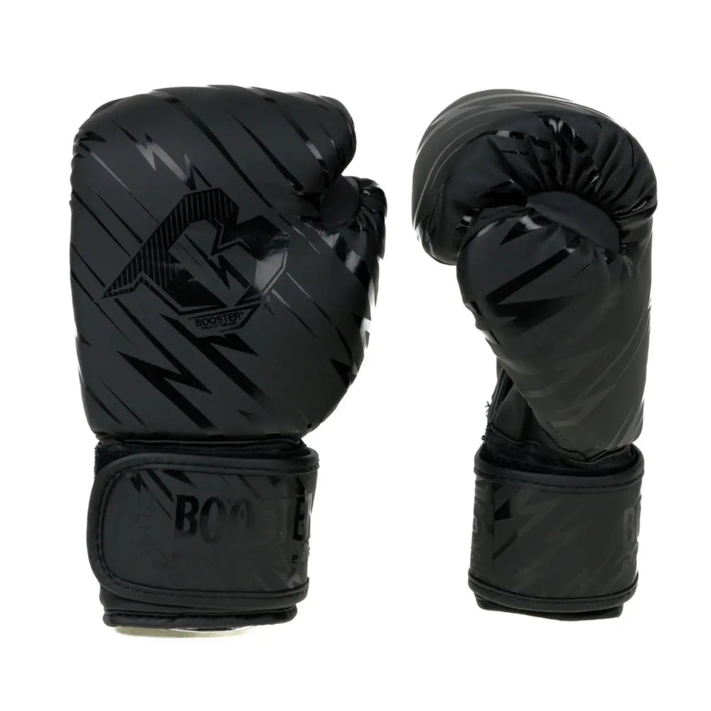 Paar Booster bokshandschoenen in matzwart, met een glanzend, dynamisch streeppatroon en het merklogo op de knokkel. Duidelijk "BOOSTER" logo zichtbaar op de brede klittenbandsluiting.