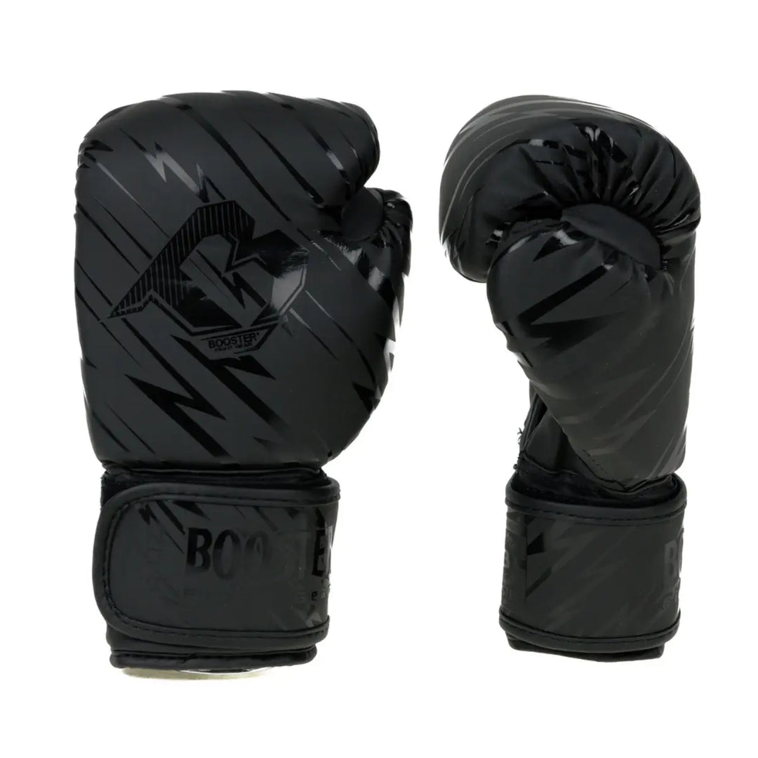 Paar Booster bokshandschoenen in matzwart, met een glanzend, dynamisch streeppatroon en het merklogo op de knokkel. Duidelijk "BOOSTER" logo zichtbaar op de brede klittenbandsluiting.
