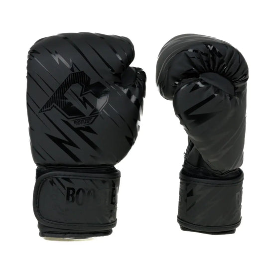 Paar Booster bokshandschoenen in matzwart, met een glanzend, dynamisch streeppatroon en het merklogo op de knokkel. Duidelijk "BOOSTER" logo zichtbaar op de brede klittenbandsluiting.