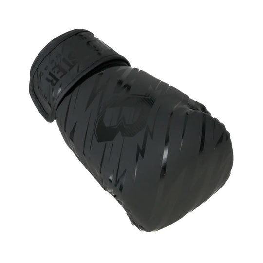 Een enkele zwarte bokshandschoen van het merk Booster, liggend met de duimzijde naar boven, met een glanzend, dynamisch streepjespatroon over de knokkel en duidelijke merkopdruk op de klittenbandsluiting.