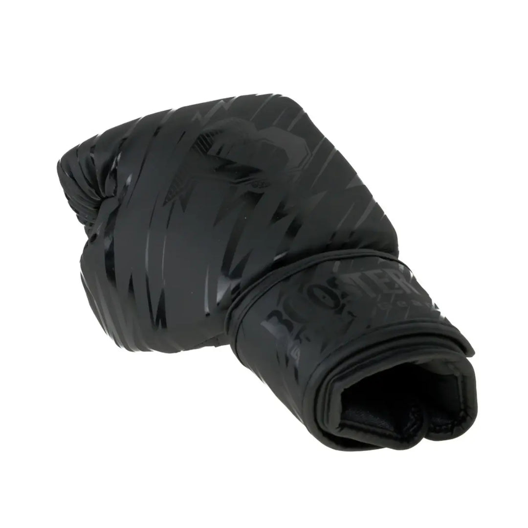  Zwarte bokshandschoen met een glanzend, getextureerd patroon, vermoedelijk van het merk Jaro (gebaseerd op bestandsnaam), gefotografeerd op een witte achtergrond.