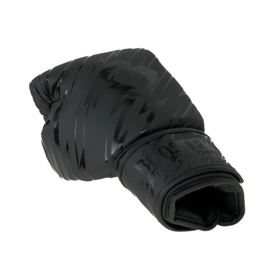  Zwarte bokshandschoen met een glanzend, getextureerd patroon, vermoedelijk van het merk Jaro (gebaseerd op bestandsnaam), gefotografeerd op een witte achtergrond.