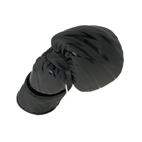 Een enkele zwarte bokshandschoen met een glanzend, gestreept patroon over de knokkel, vastgelegd vanuit een schuine hoek op een witte achtergrond. Het merk Booster is zichtbaar op de manchet.