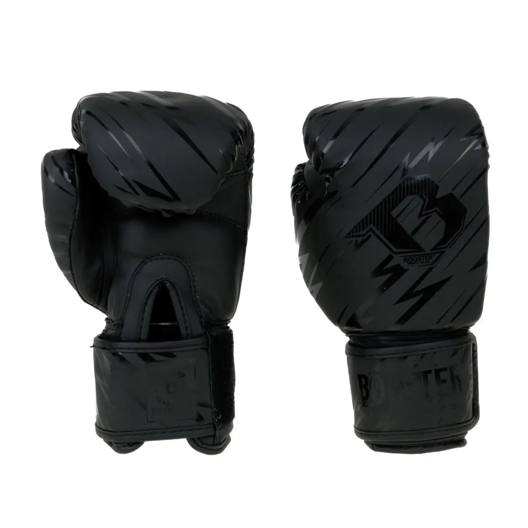  Paar zwarte bokshandschoenen van het merk Booster (zichtbaar op de manchet), met een glanzend, gestreept patroon op de knokkel en een klittenbandsluiting, gefotografeerd op een witte achtergrond.