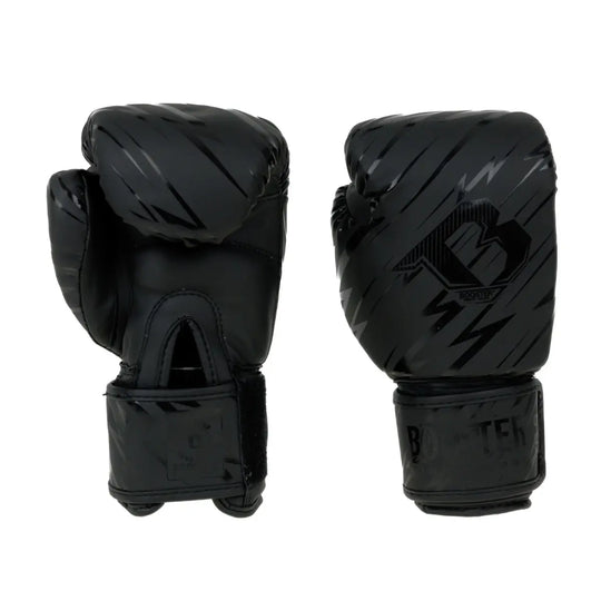  Paar zwarte bokshandschoenen van het merk Booster (zichtbaar op de manchet), met een glanzend, gestreept patroon op de knokkel en een klittenbandsluiting, gefotografeerd op een witte achtergrond.