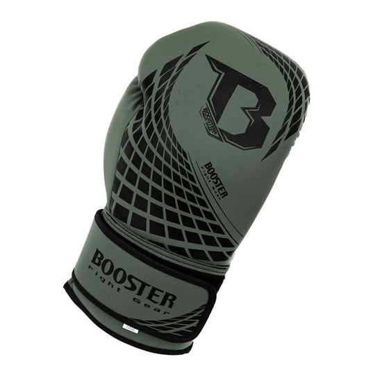 Booster Cube Bokshandschoen Groen toont een close-up van de handschoen met zwart geometrisch design en groot ‘B’ logo. De brede klittenbandsluiting biedt polsondersteuning en een stevige pasvorm. Het groene kunstleren oppervlak oogt modern en krachtig. Geschikt voor intensieve bokstrainingen met stijl.