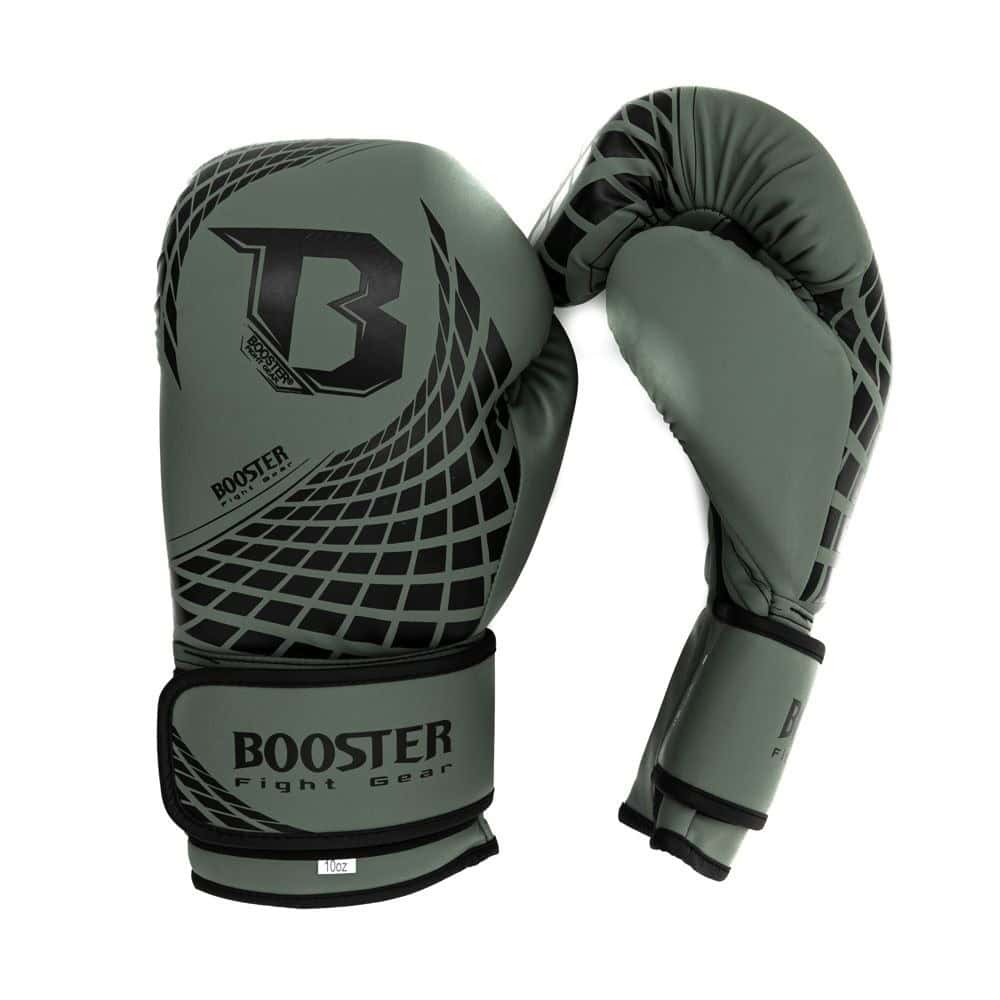 Booster Cube Bokshandschoen Groen Voorzijde toont het moderne design met het kenmerkende rasterpatroon en groot ‘B’-logo. Deze afbeelding belicht zowel de buitenzijde als de gebogen pasvorm van de handschoen. De verstelbare klittenbandsluiting en 10 oz label maken duidelijk dat deze handschoen geschikt is voor intensieve bokstrainingen. De combinatie van stijl en functionaliteit springt direct in het oog.