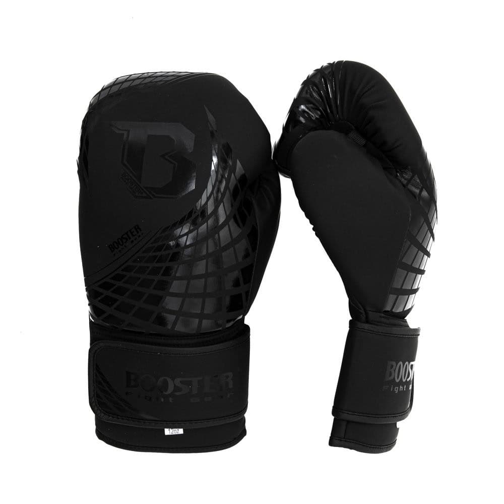 Zwarte Booster Cube bokshandschoenen met glanzende rasterprint en ton-sur-ton logo aan de bovenzijde. De handschoenen zijn gepresenteerd als een set van twee met zicht op zowel de stootzijde als voorkant.