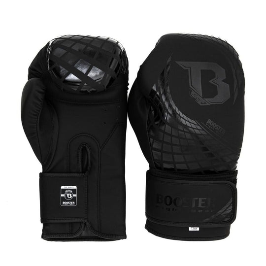 Voor- en achterzijde van de zwarte Booster Cube bokshandschoenen met glanzende rasterdetails en een groot ‘B’-logo op de stootzijde. De polsband is voorzien van Booster-branding en sluit stevig met klittenband. Deze handschoenen combineren een moderne look met functionele ondersteuning voor intensieve trainingen.