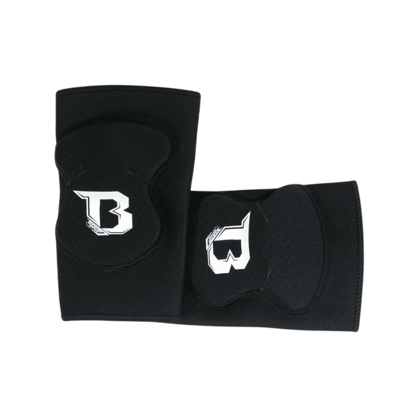 Twee zwarte elleboogbeschermers van het merk Booster liggen naast elkaar. Beide beschermers tonen het witte logo aan de buitenkant en zijn ontworpen om de ellebogen te beschermen.