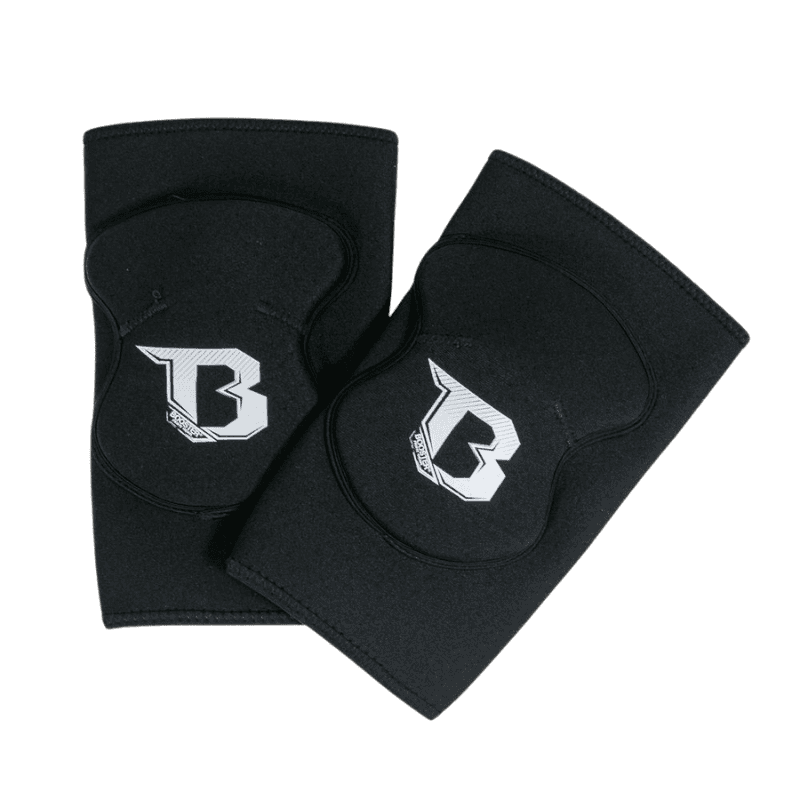 Een paar zwarte elleboogbeschermers van het merk Booster, volledig zichtbaar van voren. Het witte logo is prominent aanwezig op beide beschermers, die ontworpen zijn voor elleboogondersteuning en bescherming.