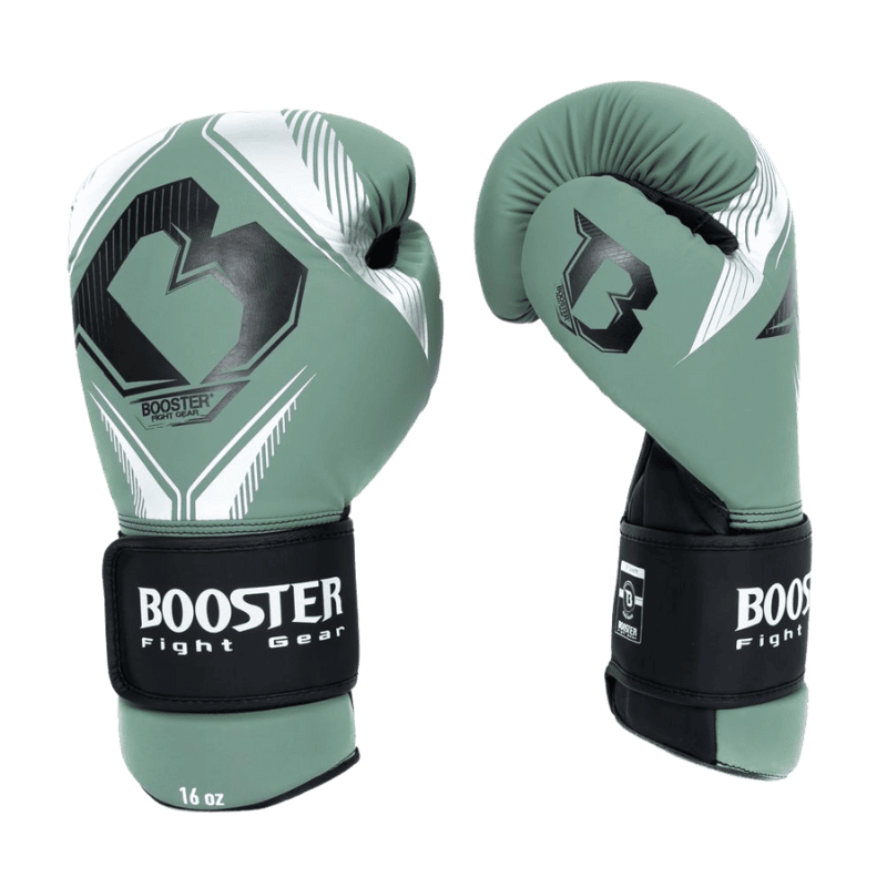 Voor- en zijaanzicht van groene Booster Fight Gear bokshandschoenen, met opvallende zwarte B-logo's en klittenbandsluitingen, maat 16 oz.