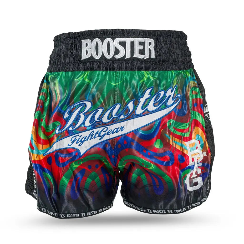 Booster Fight Gear Muay Thai short met groen-blauw-rood regenboogdesign, brede zwarte tailleband met Booster-logo en groot Booster Fight Gear logo aan de voorkant.