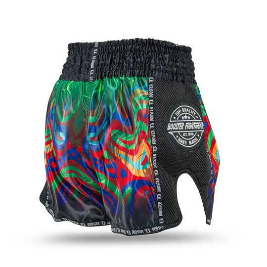 Achteraanzicht van Booster Fight Gear Muay Thai short met groen-rood regenboogdesign, brede zwarte tailleband en zwarte mesh zijpanelen met logo.