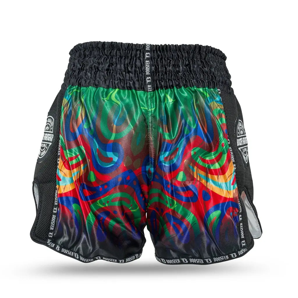 Achteraanzicht van Booster Fight Gear Muay Thai short met kleurrijk groen-rood-blauw patroon, brede zwarte tailleband en zwarte mesh zijpanelen.