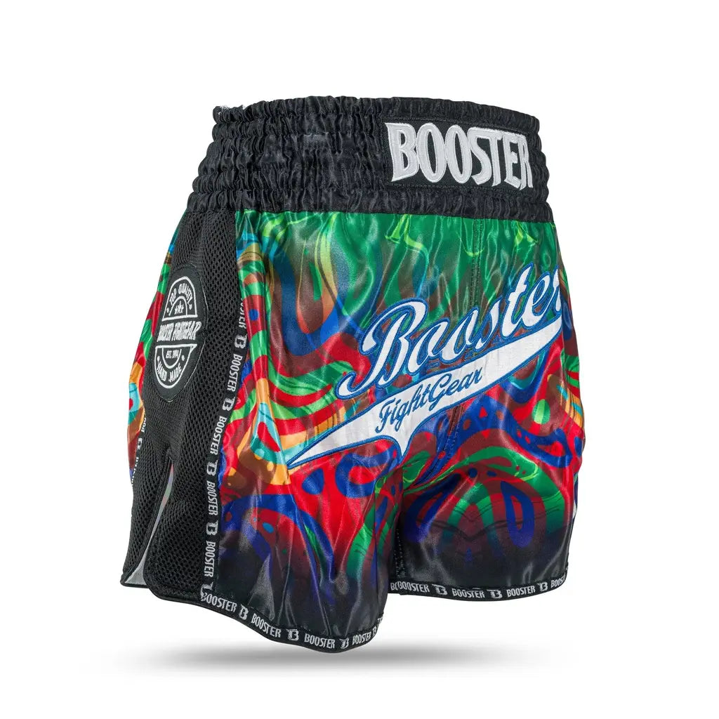 Booster Fight Gear Muay Thai short met groen-rood regenboogdesign, brede zwarte tailleband met Booster-logo en zwarte mesh zijkanten.