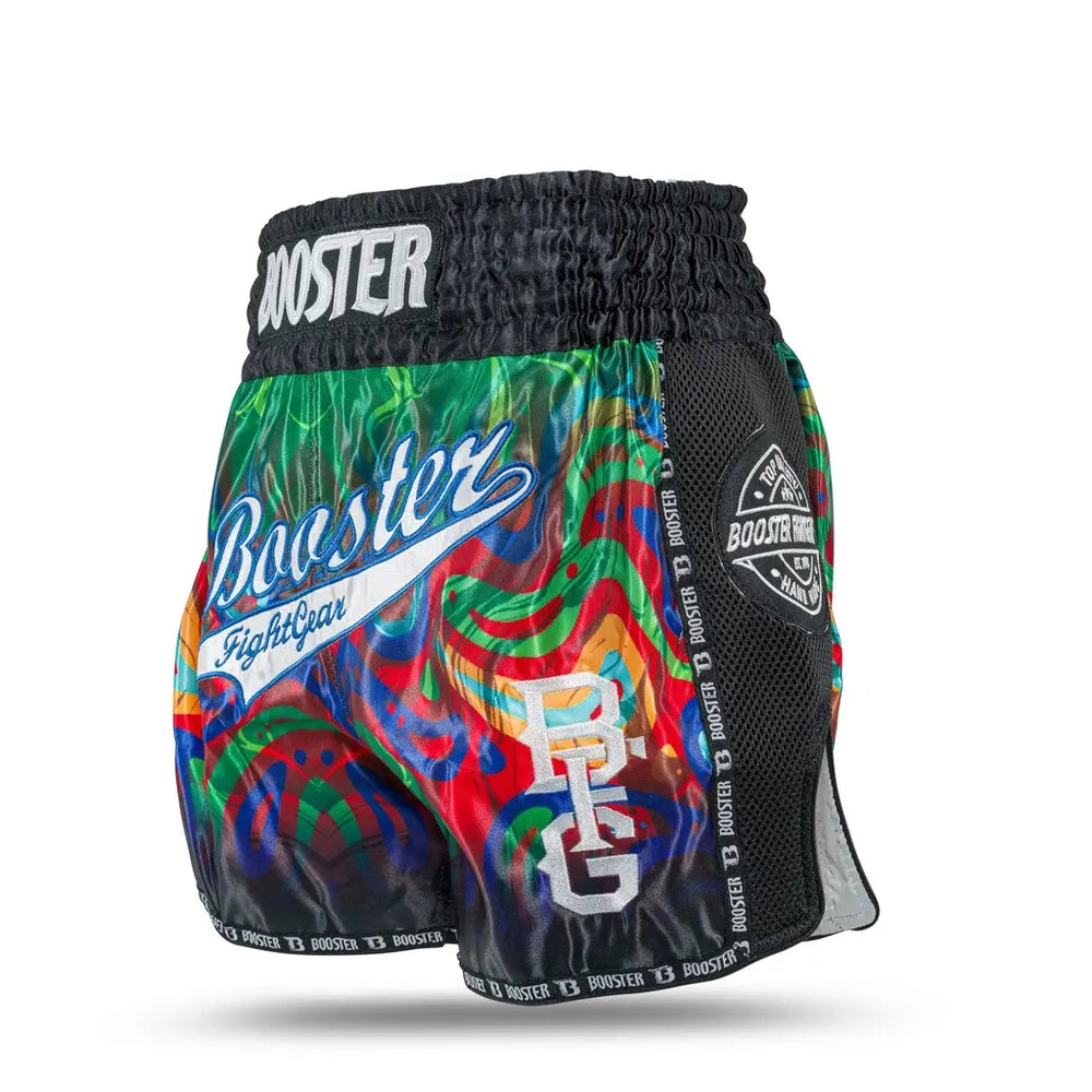 Booster Fight Gear Muay Thai short met groen-rood-blauw regenboogdesign, brede zwarte tailleband met Booster-logo en BFG-logo op de voorkant.